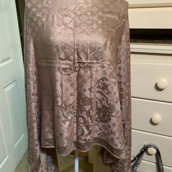 “Louis Vuitton” vintage Scarf 68"x27" new with tag - Picture 2 of 6